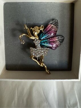 Fairy brooch a gold-tone body adorned w rhinestones iridescent purple blue wings